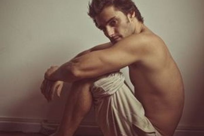 Primo de William Bonner, ator Hugo Bonemer faz ensaio sensual