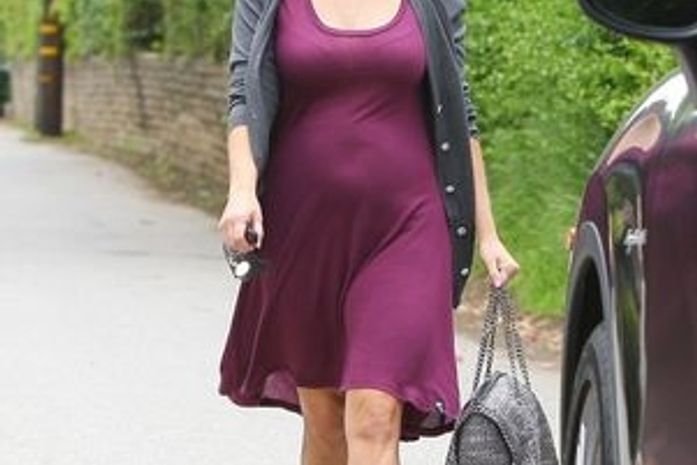 Grávida do terceiro filho, Reese Witherspoon exibe barriguinha
