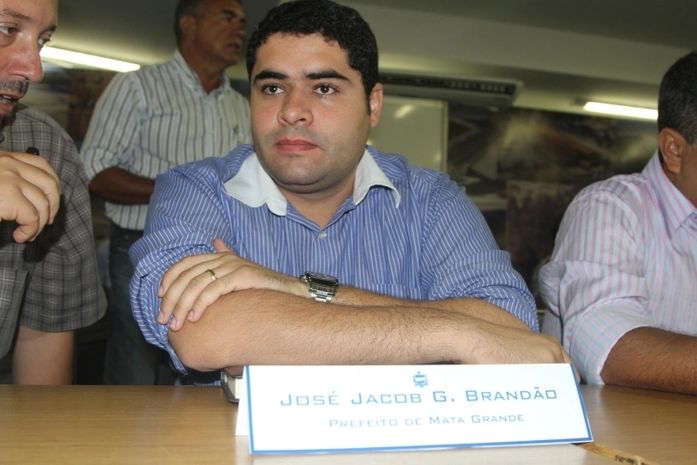 Jacob Brandão discute problema da seca com governador