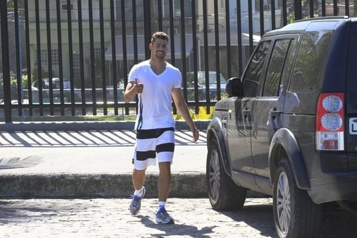 Descalço, Cauã Reymond vai a academia carioca