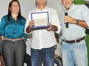 Renan recebe título de amigo da cooperativa na festa do Dia do Trabalhador