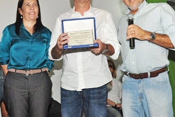 Renan recebe título de amigo da cooperativa na festa do Dia do Trabalhador