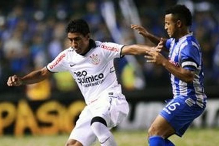 Com 10 homens no 2º tempo, Corinthians empata e decidirá vaga no Pacaembu