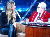 Jô Soares põe no ar a tatuagem do bumbum de Mariana Weickert