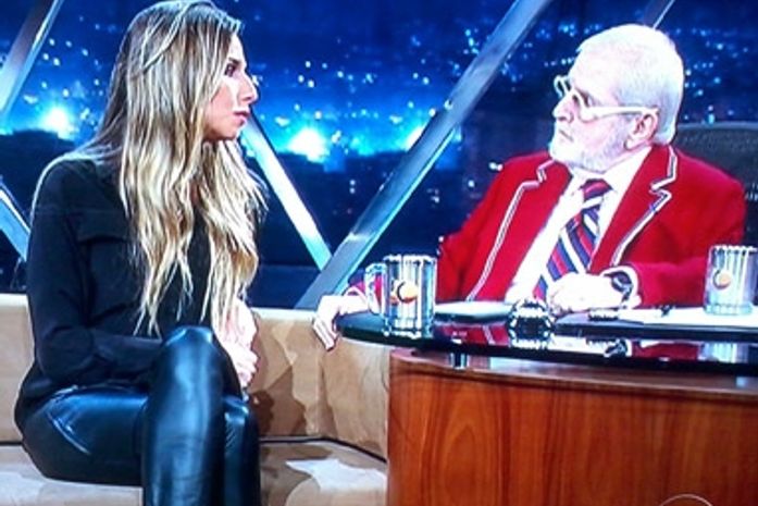 Jô Soares põe no ar a tatuagem do bumbum de Mariana Weickert