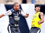 Escudero (dir.), que jogou no Corinthians em 2009, foi ferido a facadas durante assalto em Buenos Aires
