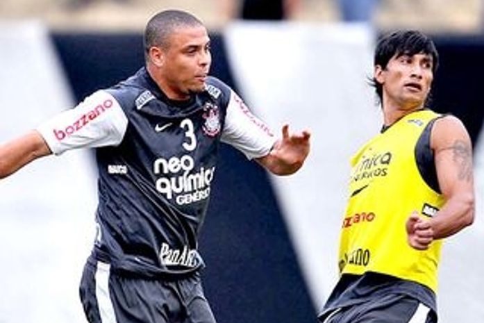 Escudero (dir.), que jogou no Corinthians em 2009, foi ferido a facadas durante assalto em Buenos Aires