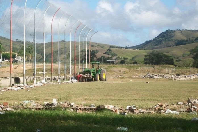 Estadio sendo demolido.