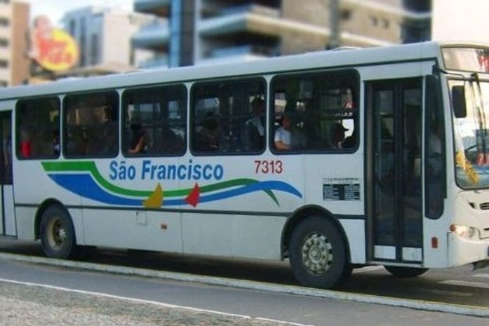Rodoviários paralisam circulação de ônibus da empresa São Francisco