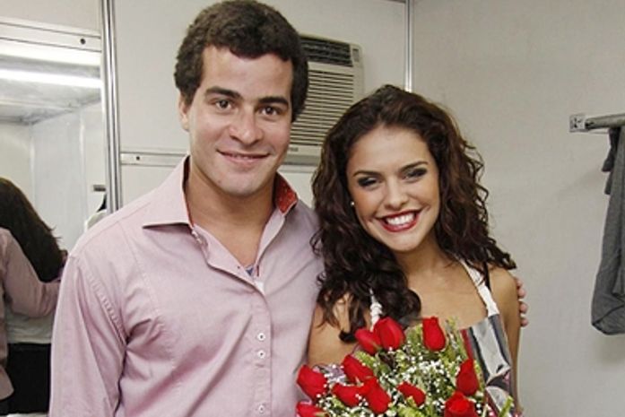 Novo casal: atriz Paloma Bernardi assume namoro com Thiago Martins