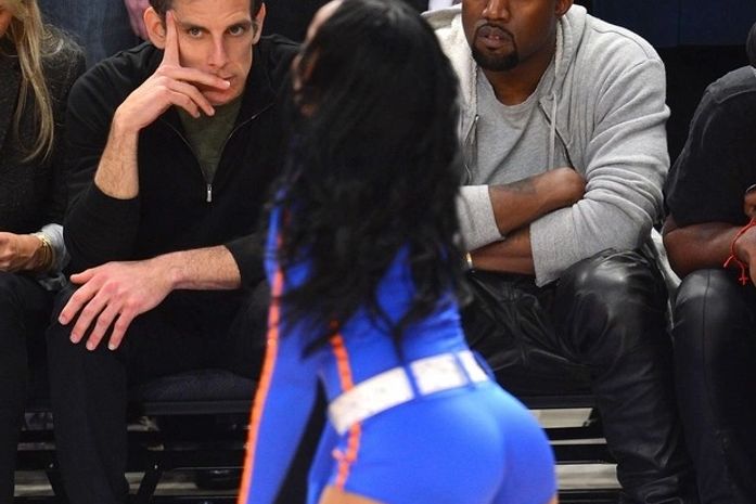 Namorado de Kim Kardashian admira bumbum de líder de torcida