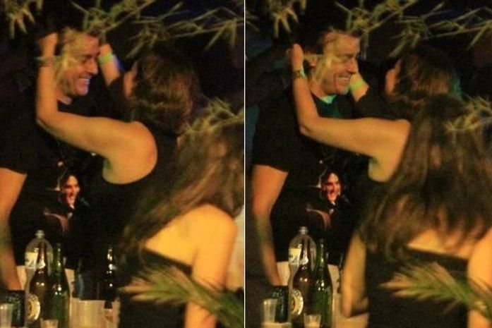Alexandre Borges ganha carinho de morena em festa