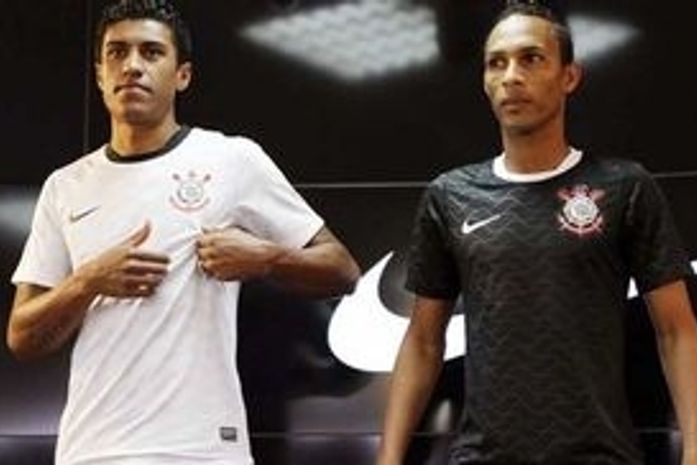 Com a presença de Ronaldo, Timão lança novos uniformes para 2012