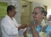 Dona Jaciara Ferro tomando a vacina contra gripe