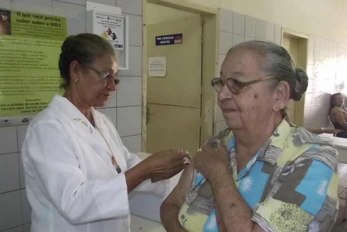 Dona Jaciara Ferro tomando a vacina contra gripe