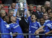 Ramires marca, e Chelsea conquista título da Copa da Inglaterra