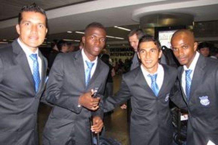 Emelec chega ao Brasil e já ouve um 'Vai, Corinthians!'