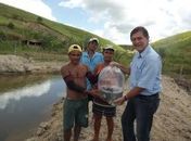 Regis Cavalcante entregando os peixes em Messias