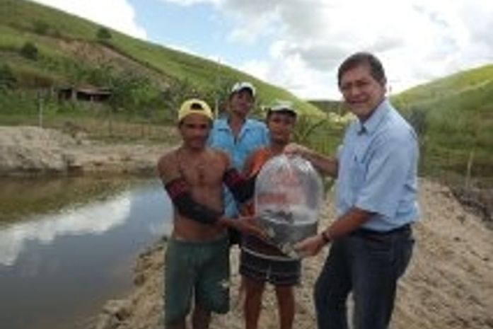Regis Cavalcante entregando os peixes em Messias