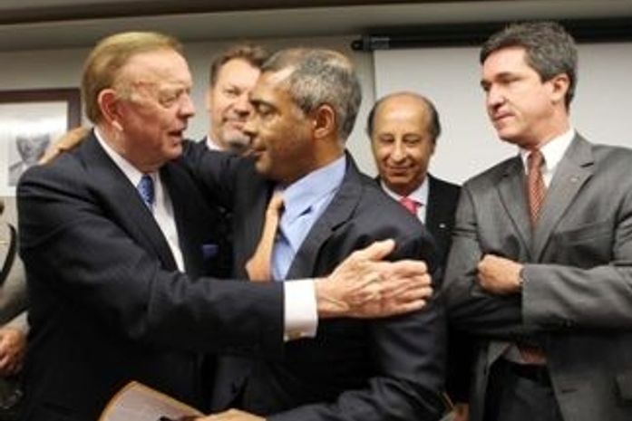 CBF se reaproxima de políticos e terá Romário para negociar R$ 4 bi
