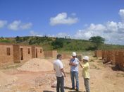 Prefeito de Maragogi visita casas populares em construção