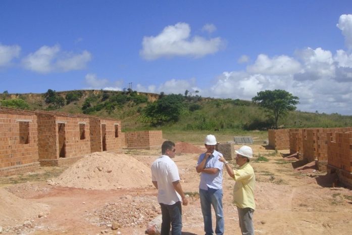 Prefeito de Maragogi visita casas populares em construção