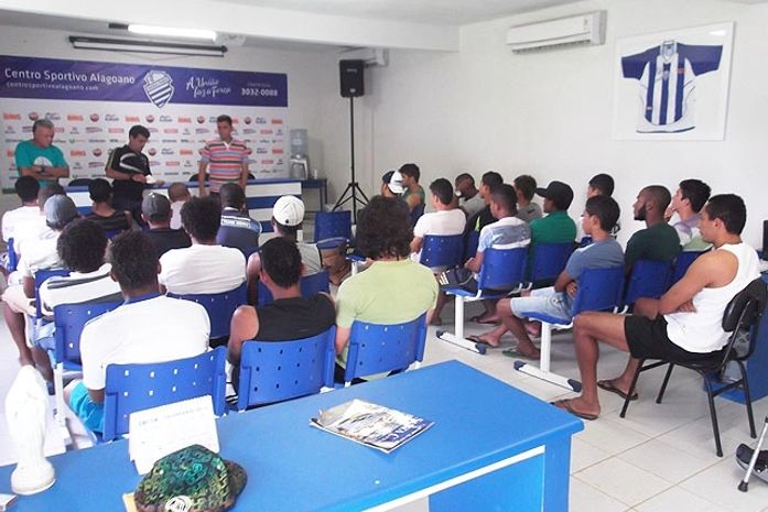 Diretoria do CSA confirma saída de onze atletas do grupo