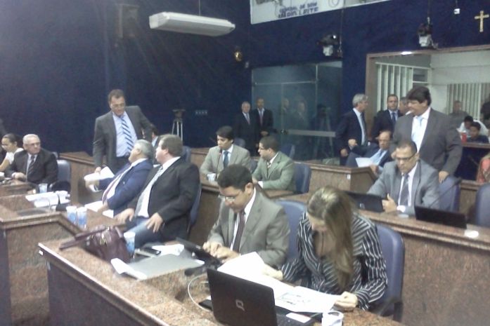 Parlamentares discutiram proposta durante sessão
