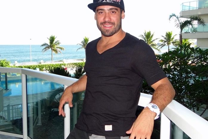 De namorada nova, Yuri garante: 'Vou continuar morando sozinho!'