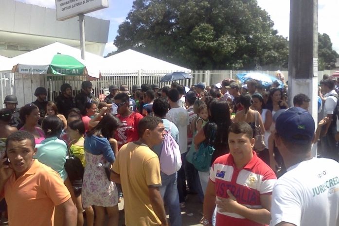 Eleitores fazem tumulto no último dia do recadastramento biométrico