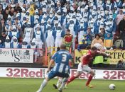 Fãs viajam 370 km vestidos de Smurfs para ver jogo da 3ª divisão