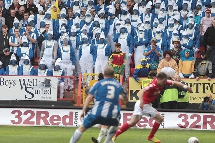 Fãs viajam 370 km vestidos de Smurfs para ver jogo da 3ª divisão