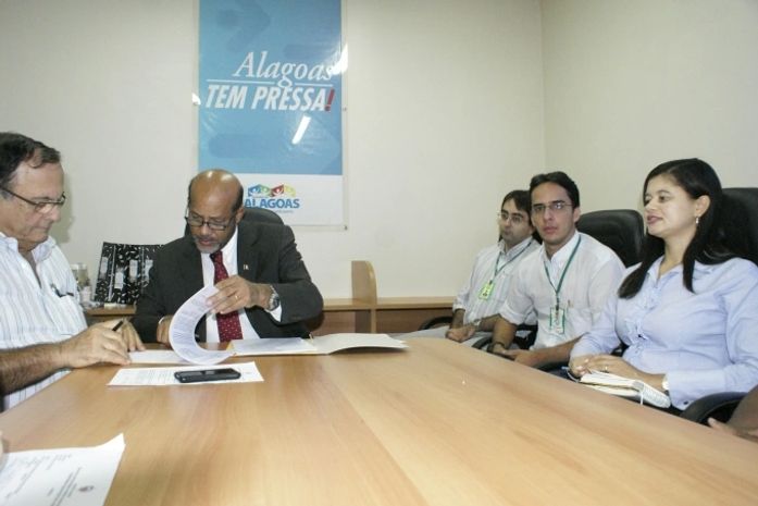 Secretário assina contrato com empresas habilitadas para o Qualifica Alagoas 2012