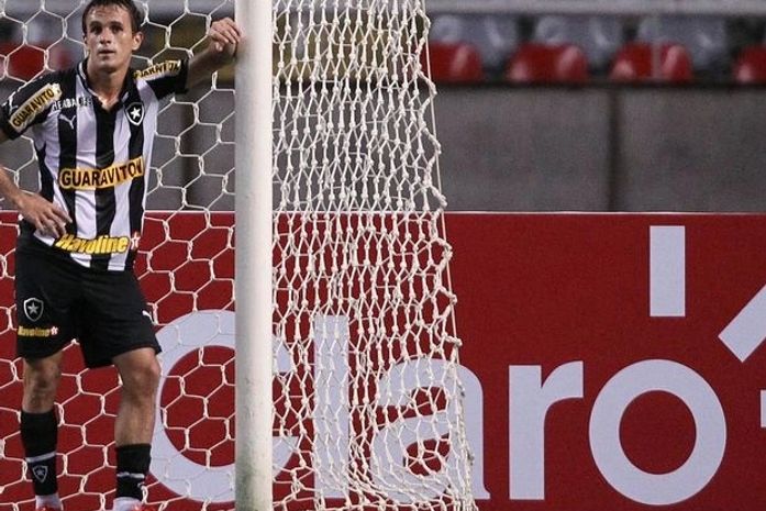 Com nova expulsão de Lucas, Vitória vira no RJ e elimina Botafogo