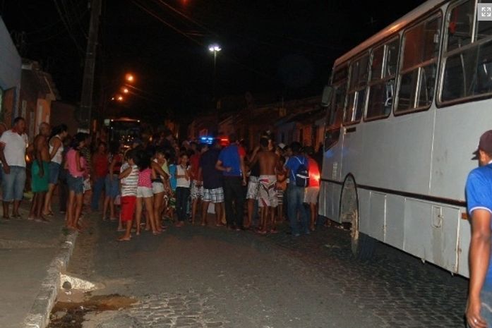 Colisão entre moto e ônibus deixa casal gravemente ferido