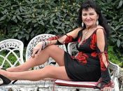 Exigente, cantora de cabaré se diz pronta para perder virgindade aos 70