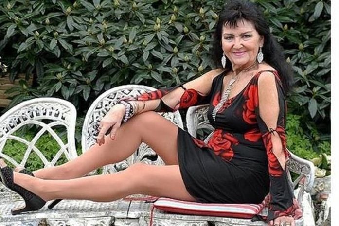 Exigente, cantora de cabaré se diz pronta para perder virgindade aos 70