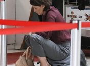 Deborah Secco tem mal-estar em aeroporto carioca