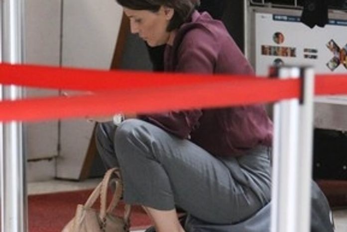 Deborah Secco tem mal-estar em aeroporto carioca