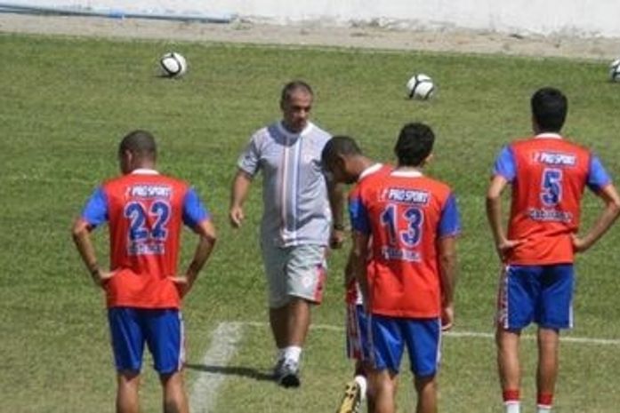 Celso Teixeira esconde jogo sobre mudanças no Itabaiana: 'não é hora'