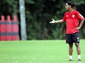 Fla caminha a passos lentos para ganhar dinheiro com Ronaldinho