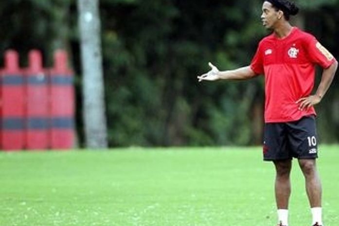 Fla caminha a passos lentos para ganhar dinheiro com Ronaldinho