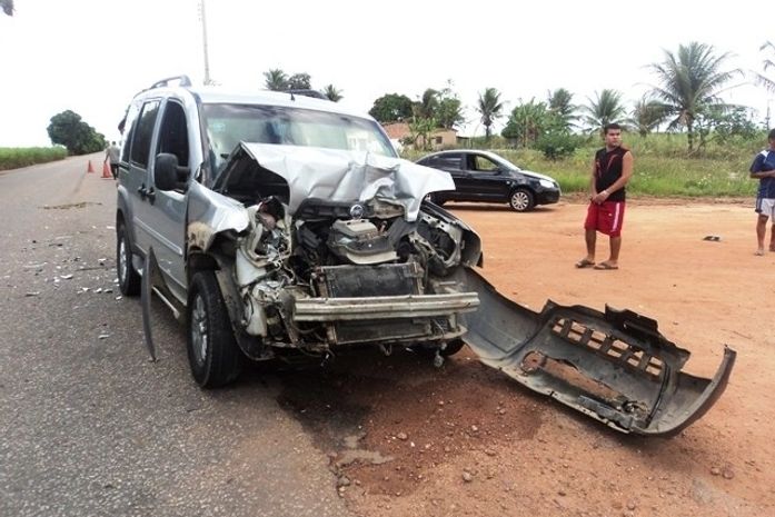 Fiat Doblô bateu na traseira de pick up