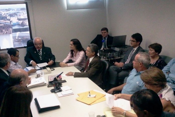 Reunião na sala de audiência do TJ/AL