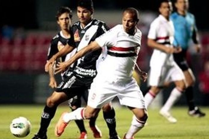 São Paulo leva golaço, mas vira contra Ponte e se classifica