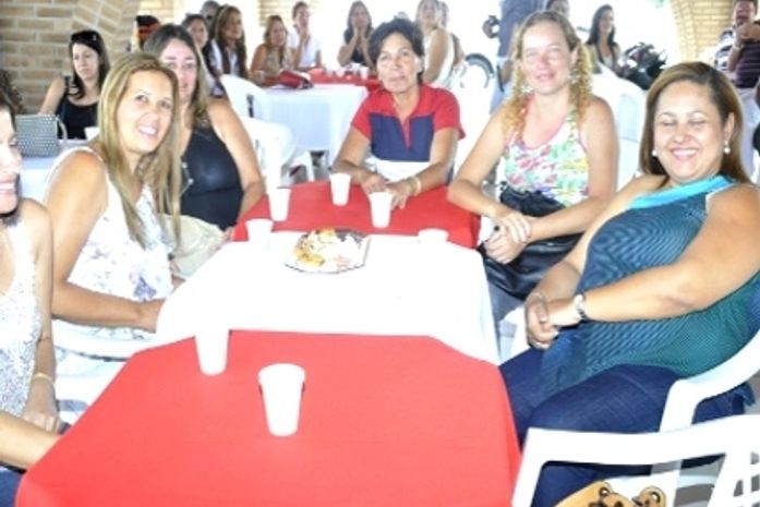 Servidoras da Educação recebem homenagens