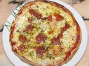Que tal aprender a fazer uma pizza de pão árabe?