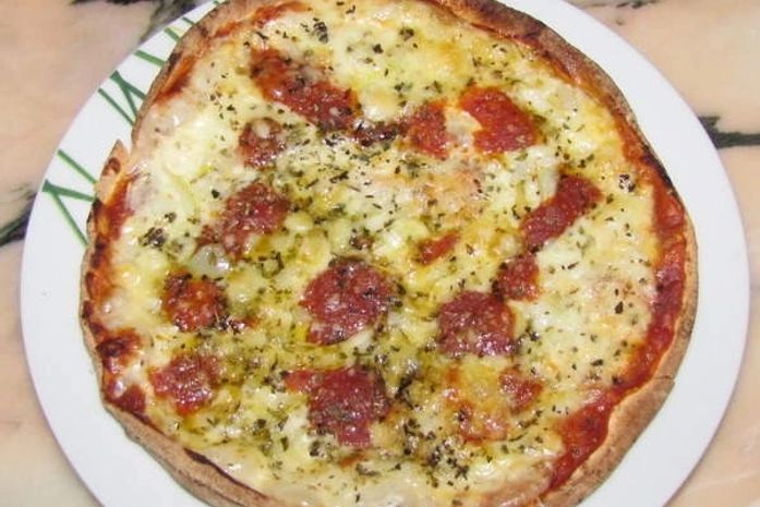 Que tal aprender a fazer uma pizza de pão árabe?