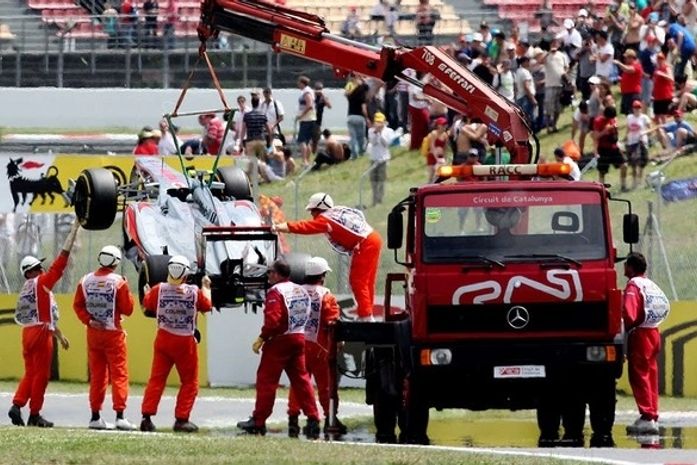 Hamilton cai para último e Maldonado é o novo pole