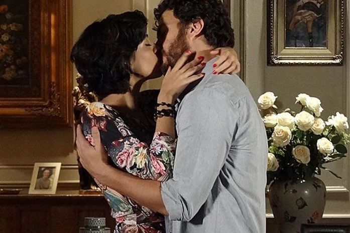 'Amor Eterno Amor': Teresa flagra beijo de Miriam e Rodrigo
